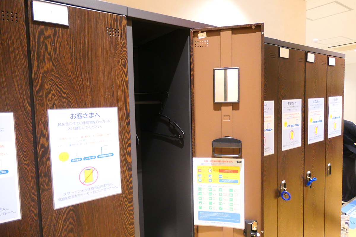 荷物をロッカーに預けます