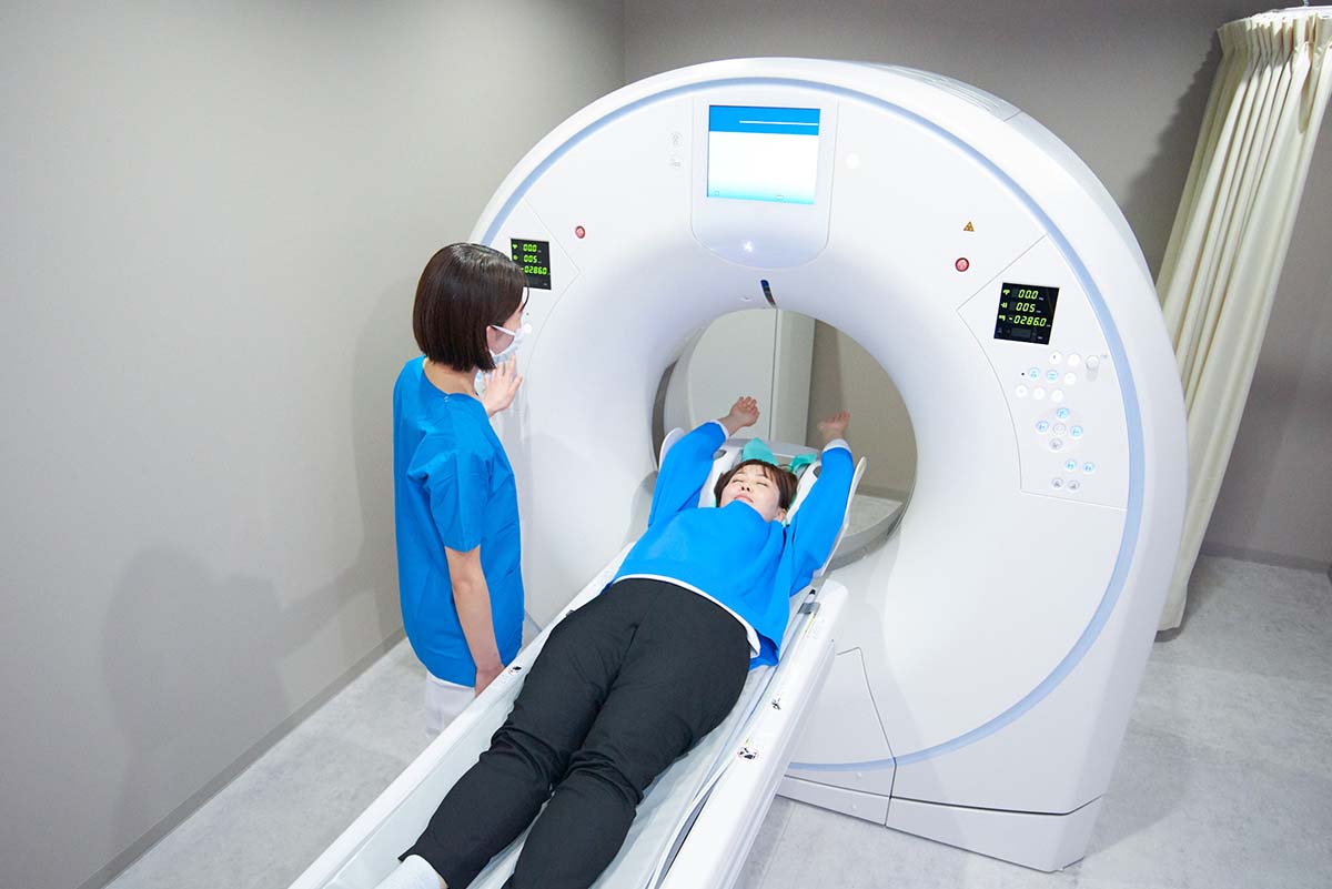 CT検査は両腕を上げて検査台に乗ります(画像はchocoZAP提供)