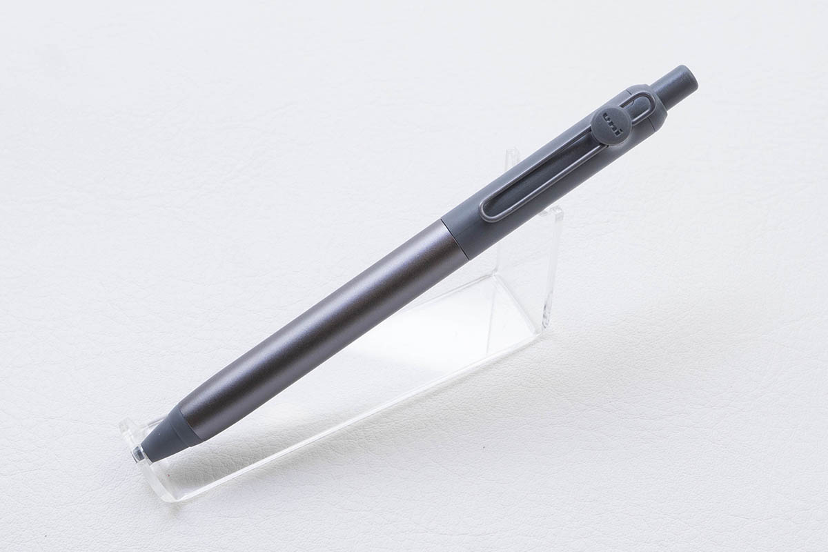 三菱鉛筆 ユニボール ゼント フローモデル(1,100円)。ボール径は0.5mm
