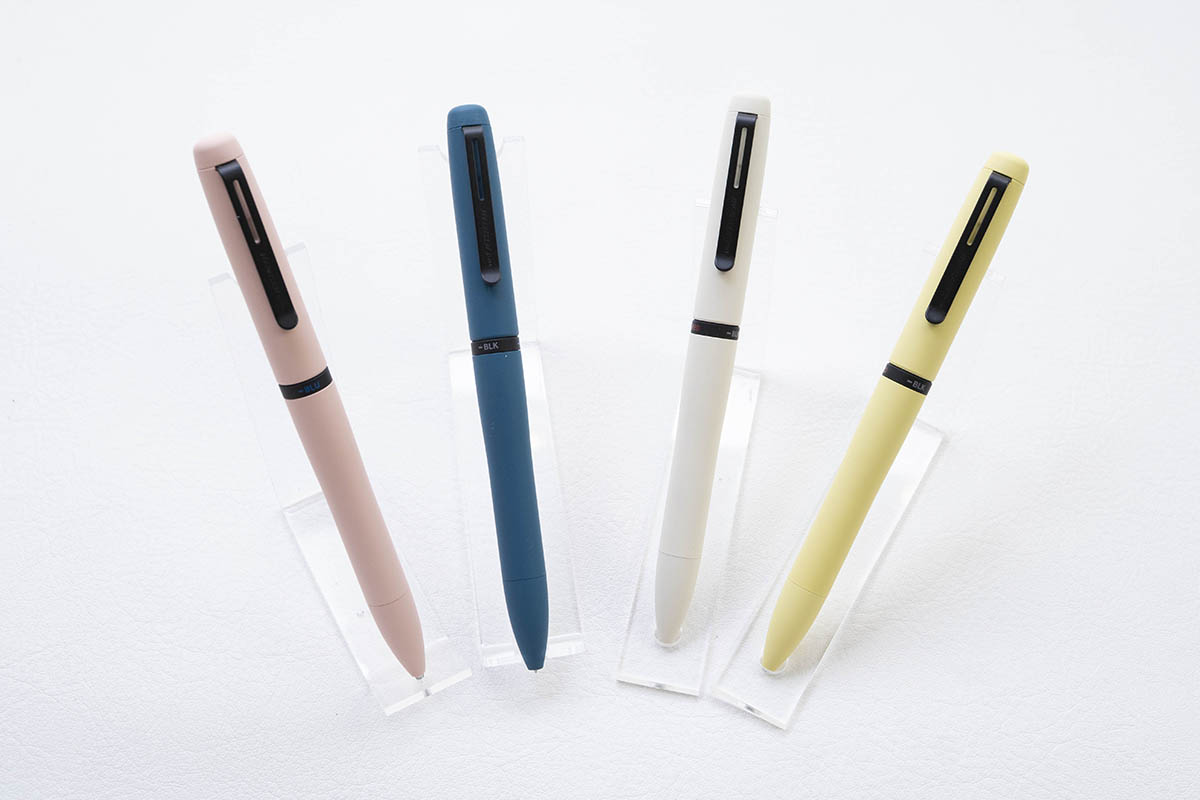 三菱鉛筆 ジェットストリーム プライム 回転繰り出し式3色ボールペン 0.5mm(2,750円)。カラーは左からコットンピンク、アイビーグリーン、クラウディホワイト、シトロンイエロー