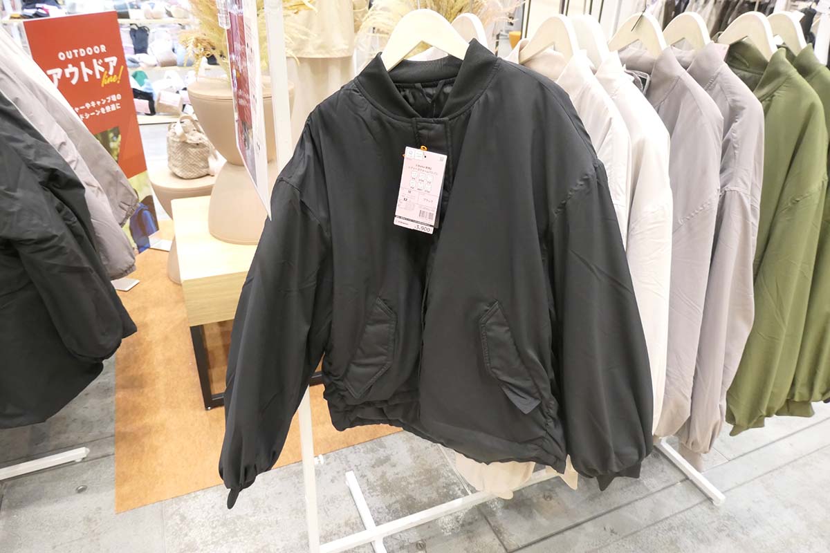 ウォームブルゾン。ベージュ、グレー、ブラック、カーキの4色展開
