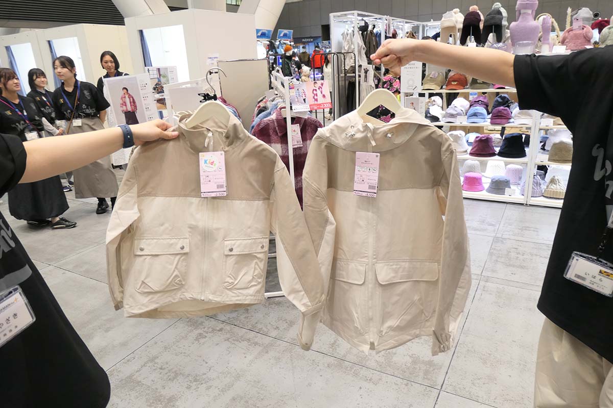 今回の秋冬発表会で展示されていた「撥水ペアマウンテンパーカー」。子供用(左)と大人用(右)があります。2022年の商品とデザインは似ていますがシンプルになっています。カラーも合わせやすい色合い