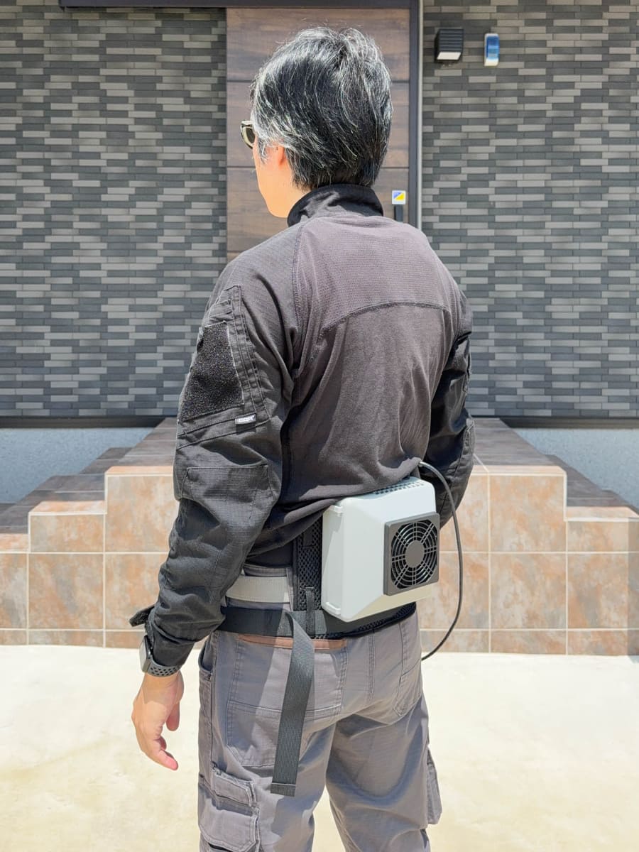 水冷ベストの上に作業着を着た状態。背中の下の方がめくれてしまう