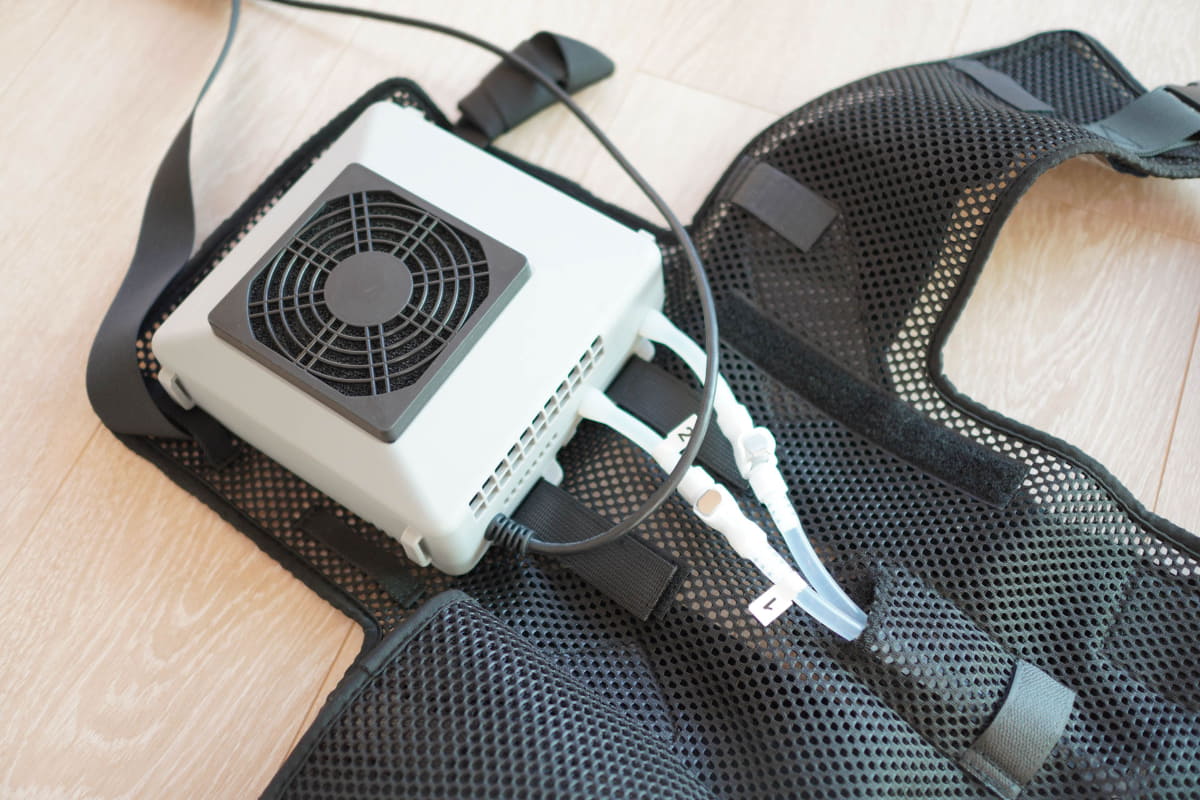 ペルチェユニットと水冷ベストを繋ぐチューブは止水機能があるので、外しても水浸しにはならない(多少の水滴は落ちる)