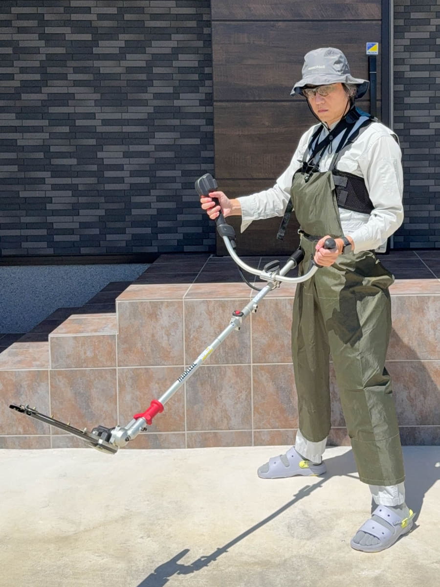 作業着の上にChillerXを着用。グリーンのサロペットは防汚が主目的
