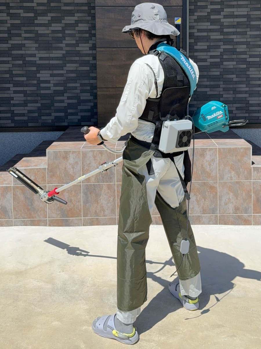 後ろから。実際の作業時には山林作業靴を履く