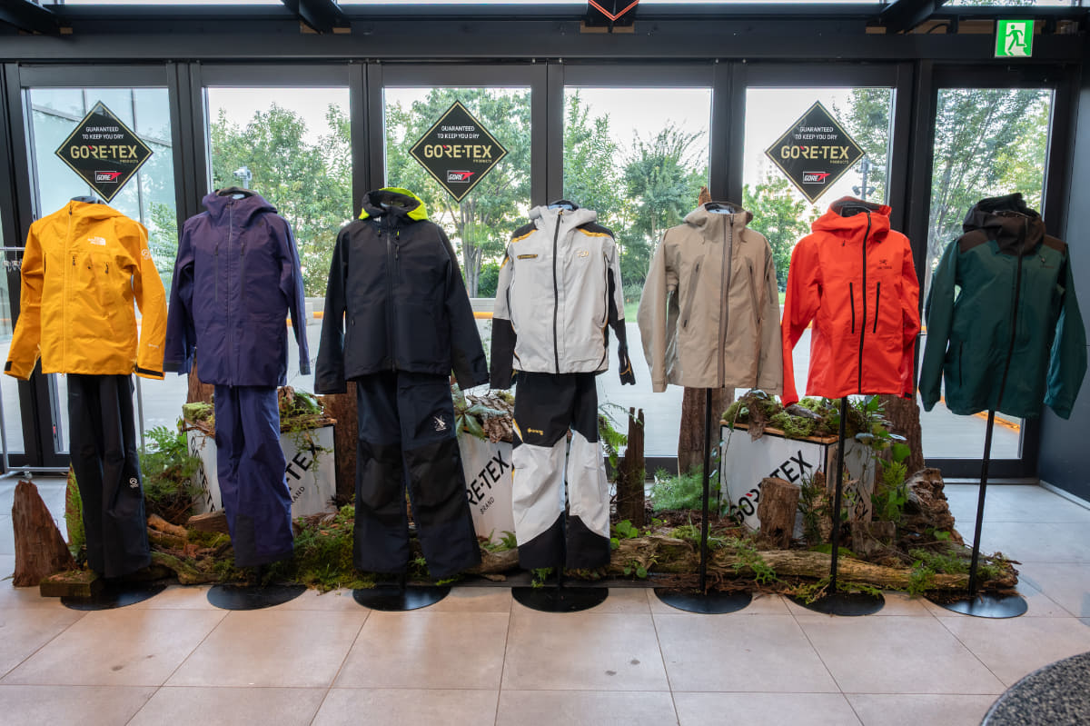 左から、ザ・ノース・フェイス アセントピークジャケット&パンツ、ゴールドウィン ゴアテックス プロ 3レイヤー ジャケット&ビブ、ヘリーハンセン ショアレース ゴアテックス プロ ジャケット&サロペット、ダイワ GORE-TEX PRO トーナメントコンビアップレインスーツ、デサント ハードシェルジャケット“ゴアテックス プロ クレアス”、アークテリクス アルファ SV ジャケット、パタゴニア パウスレイヤー・ジャケット