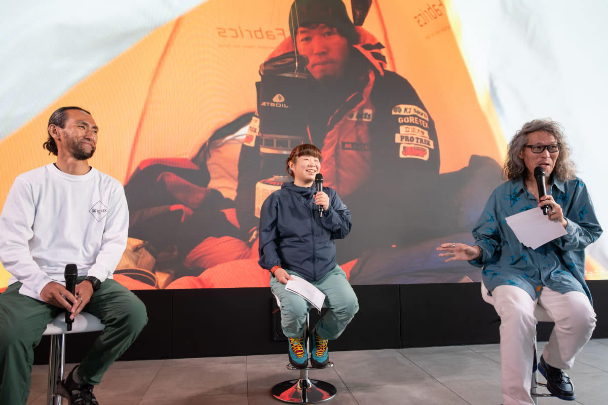 発表会のトークセッションには、日本人初の8,000m峰14座の登頂に成功した登山家の竹内洋岳氏(右)、同じく日本人女性として初めて8,000m峰14座の登頂に成功した渡邊直子氏(中央)が登場、ゴアテックス製品の信頼性などについて語った。近年の製品は軽量でコンパクトになり、脱いでも負担になりにくいと評価。竹内氏はメンテナンスについて、洗剤を使わないタイプのコインランドリーを便利に使っていると紹介した
