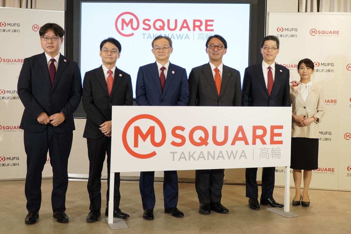 テープカット。左から三菱UFJ 常務執行役員 向井 理人氏、三菱UFJ 取締役常務執行役員 山本 忠司氏、三菱UFJ銀行 取締役頭取執行役員 半沢淳一氏、東日本旅客鉃道 代表取締役社長 喜㔟陽一氏、三菱UFJ 専務執行役員 田中 琢哉氏、三菱UFJ 品川駅前支店高輪出張所所長 鏡 美和氏