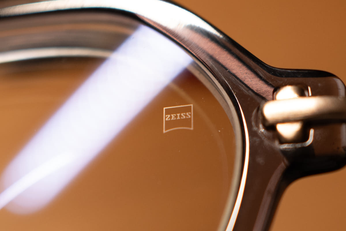 レンズにZEISSロゴ