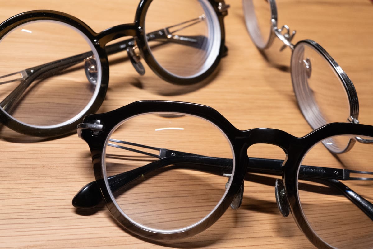 紹介した調光レンズ入りの1本に加え、普通の遠近両用レンズ(すべてニコン・エシロールの「シフトオン」)を入れた3本の計4本が現役。筆者はまだ“老眼”というほどではありませんが、早いうちから遠近両用レンズに慣れておくとイザ老眼になったときにもストレスが少ないと聞き、数年前から使っています