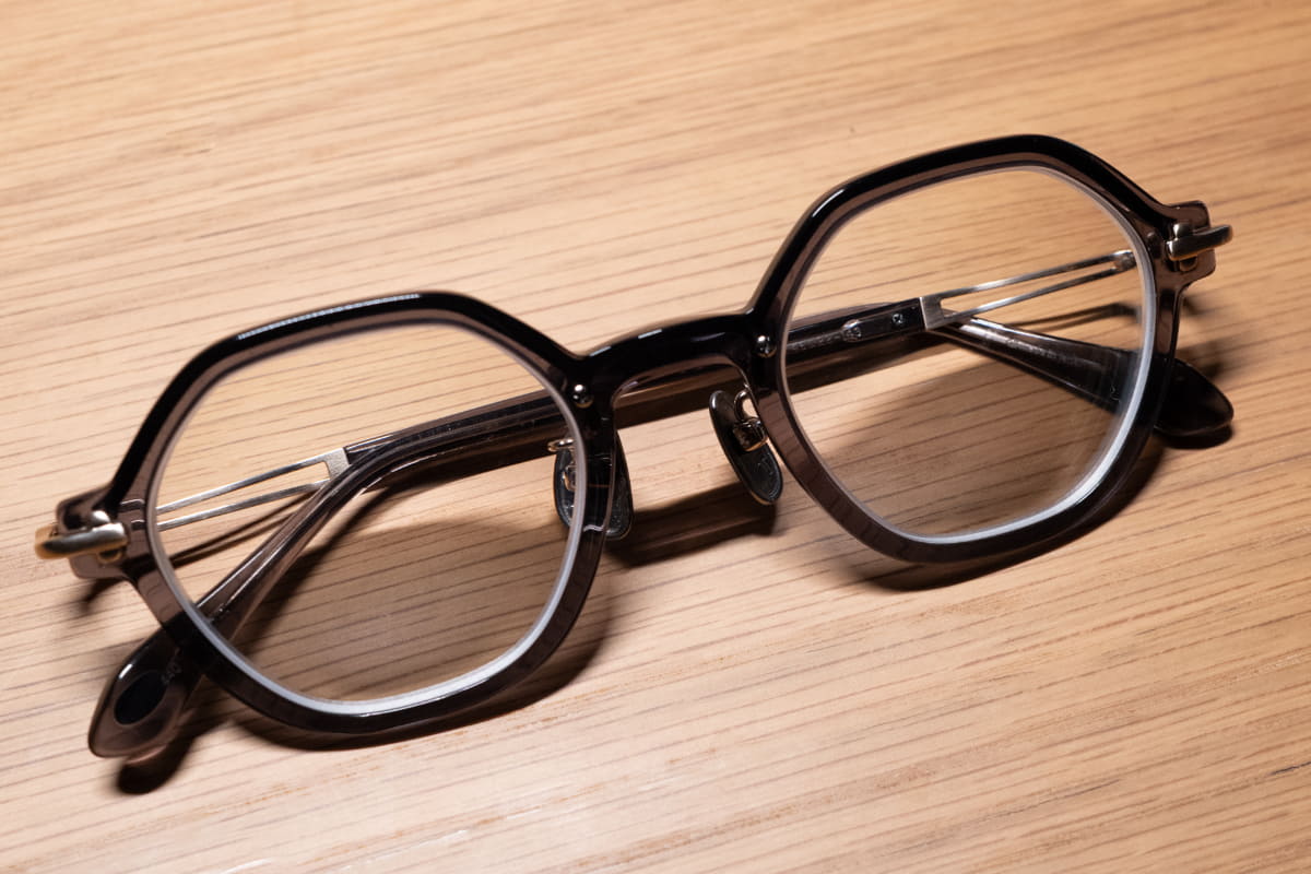 調光レンズ「ZEISS PhotoFusion X」(エクストラグレー)を入れたメガネ。フレームはTaylor with Respectのbebop