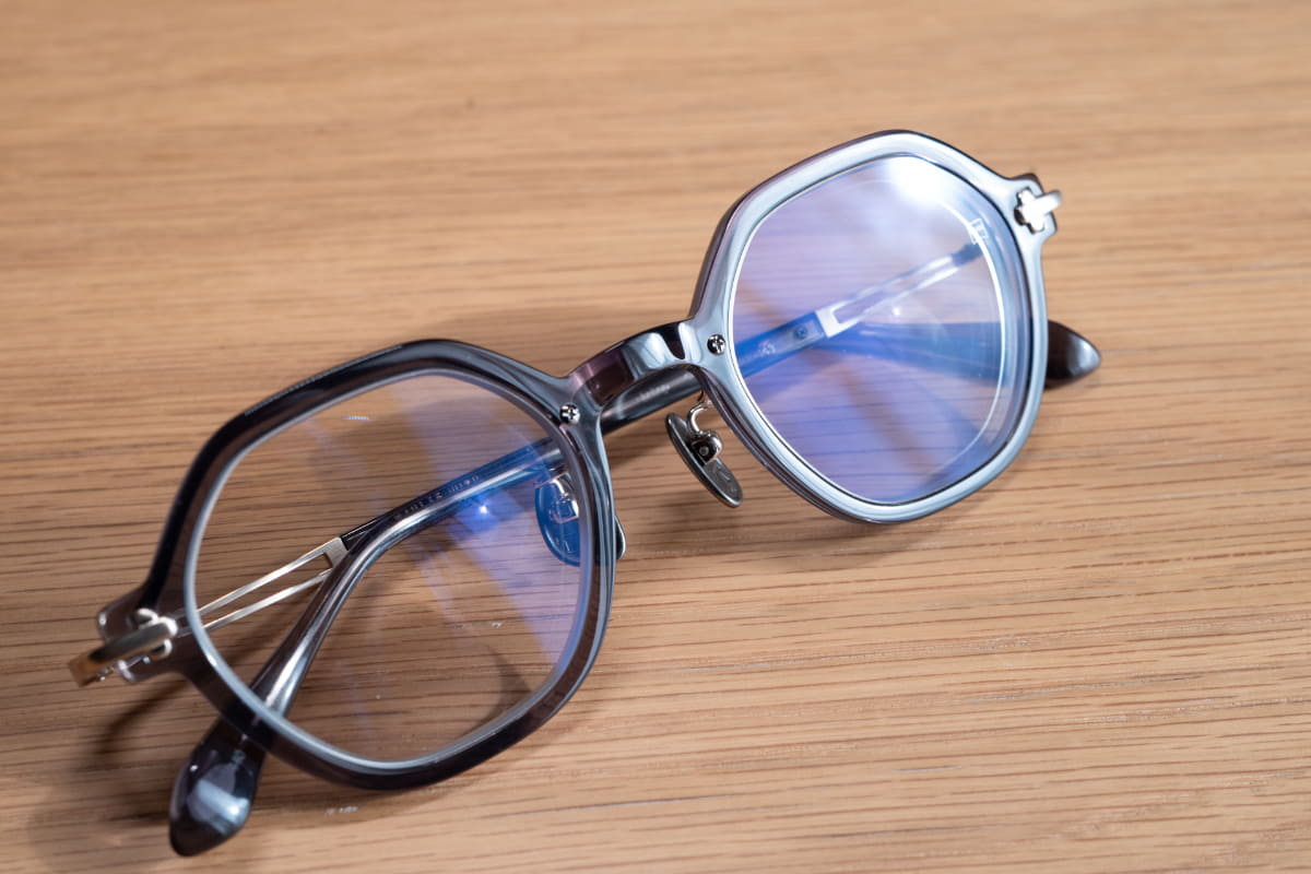 ブルーライトカットレンズ特有の青い反射