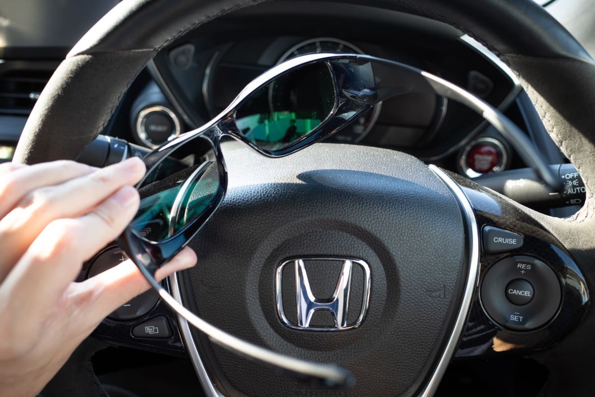 TALEXのオーバーサングラス。運転時に使用するためクルマに常備