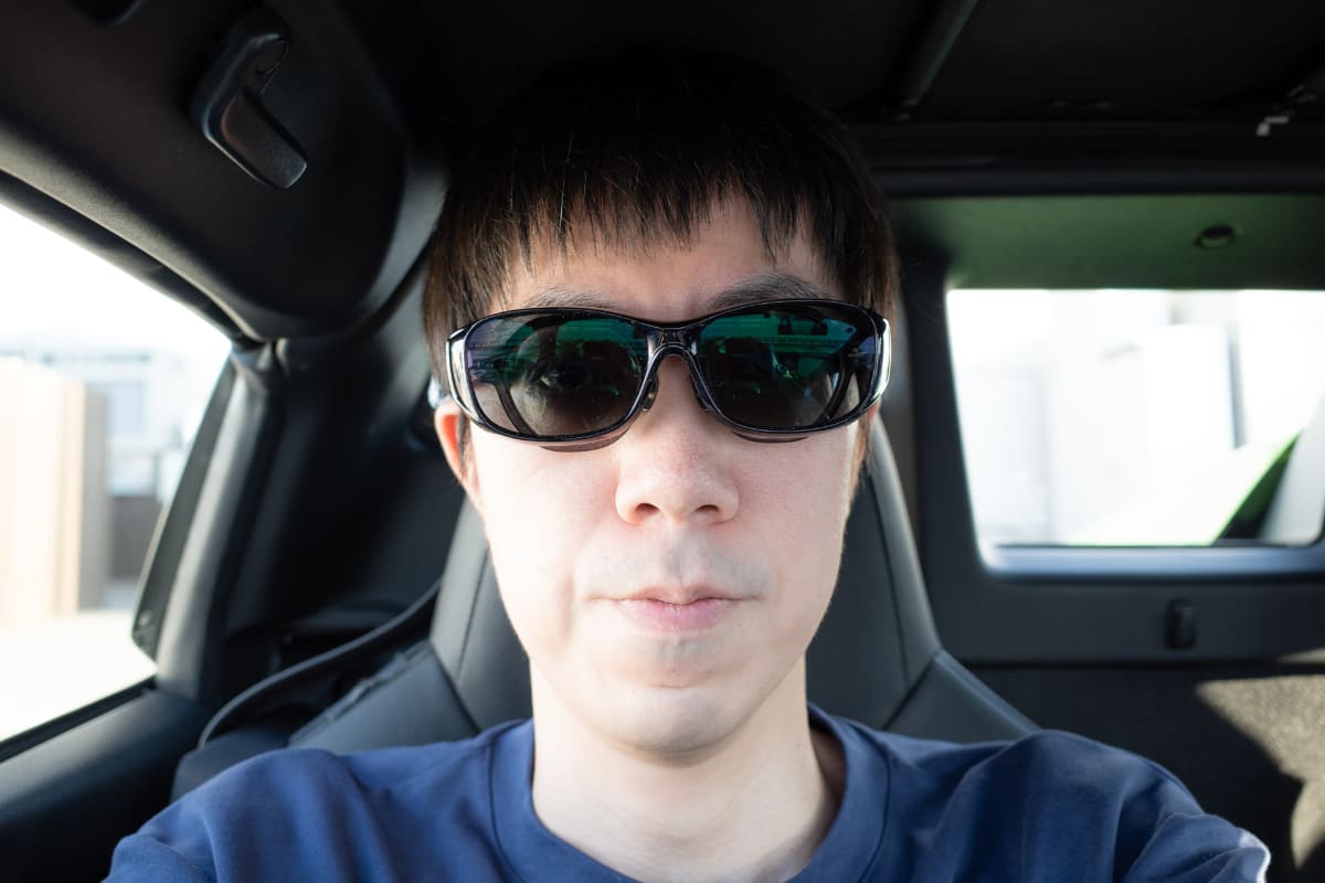 装着例。既存のメガネを包み込む必要があるため、どうしても横幅が大きく存在感が強くなってしまう