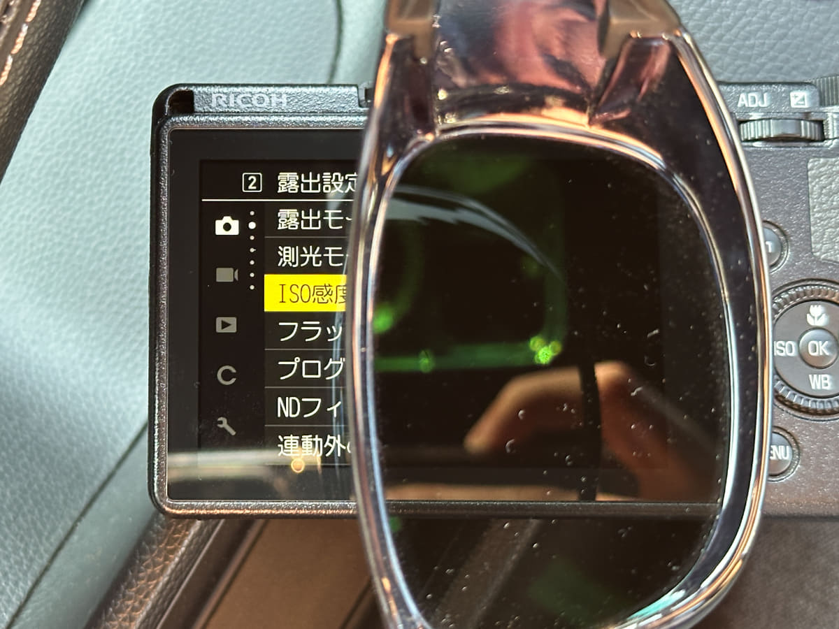 角度が90度変わると、表示が全く見えなくなってしまう。縦位置撮影に不都合です