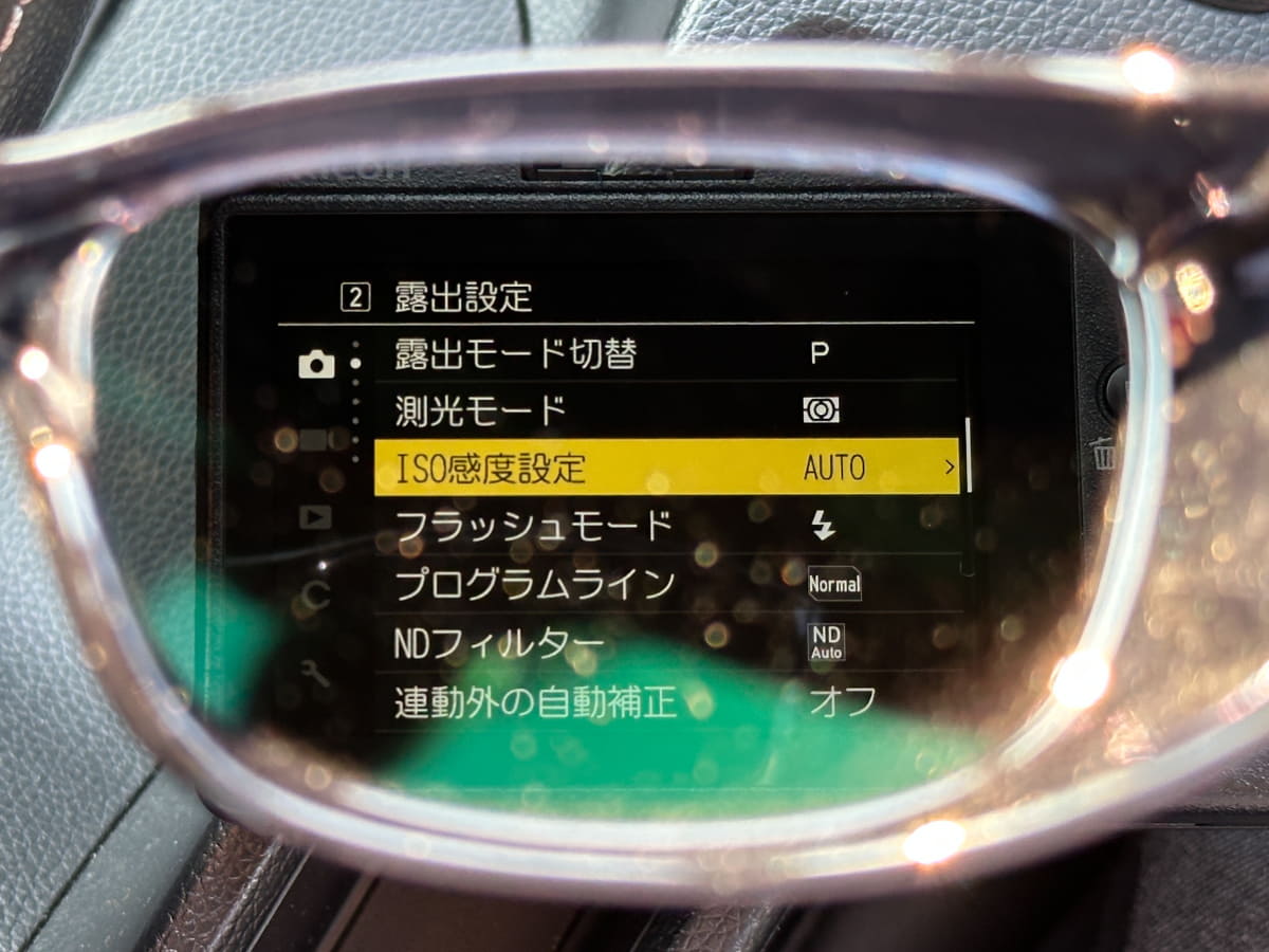 偏光レンズを通してデジタルカメラの背面モニターを見たところ