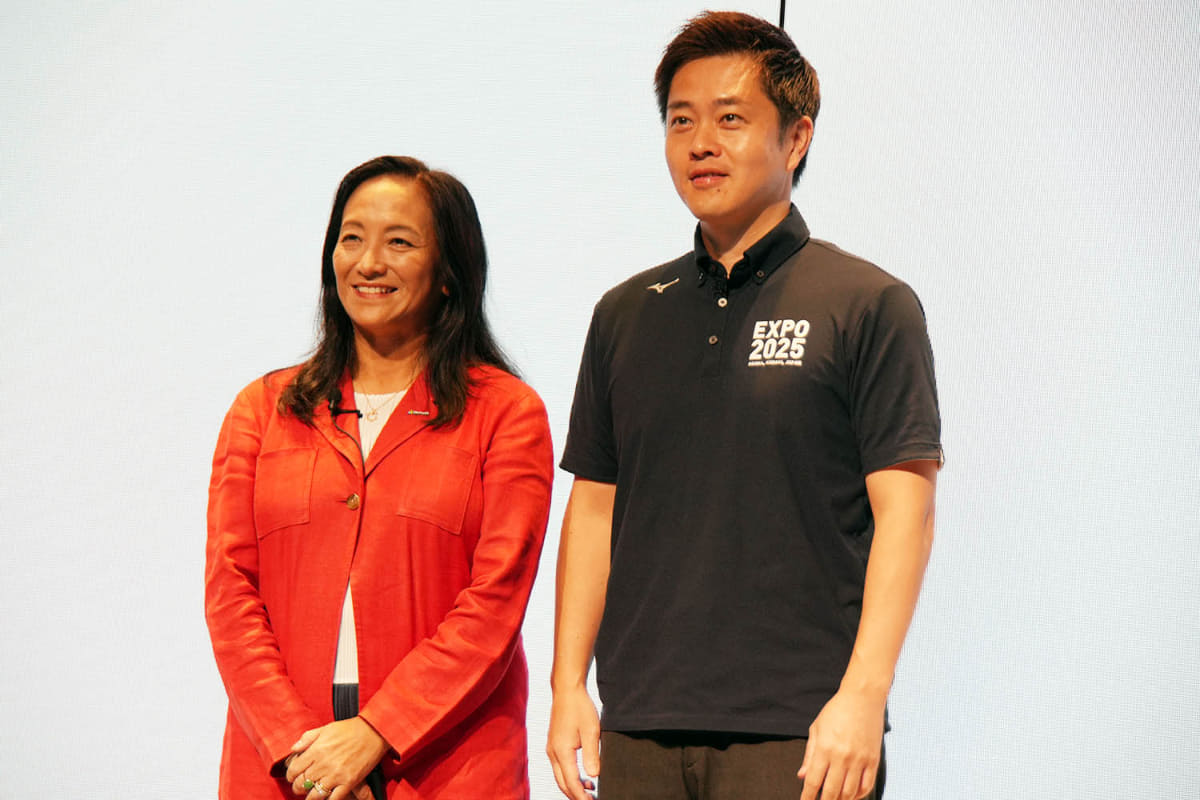 対談形式で大阪府の取り組みを説明する。日本マイクロソフト代表取締役社長の津坂美樹氏と吉村知事