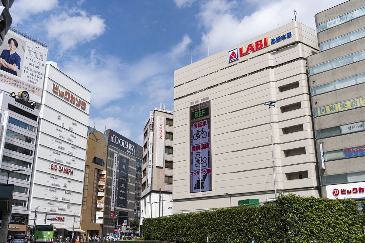 LABI 池袋本店とビックカメラ 池袋本店は通りを挟んで隣接しており、IDC OTSUKAも至近にある。LABI 池袋本店の写真右側にはソフマップ池袋店がある