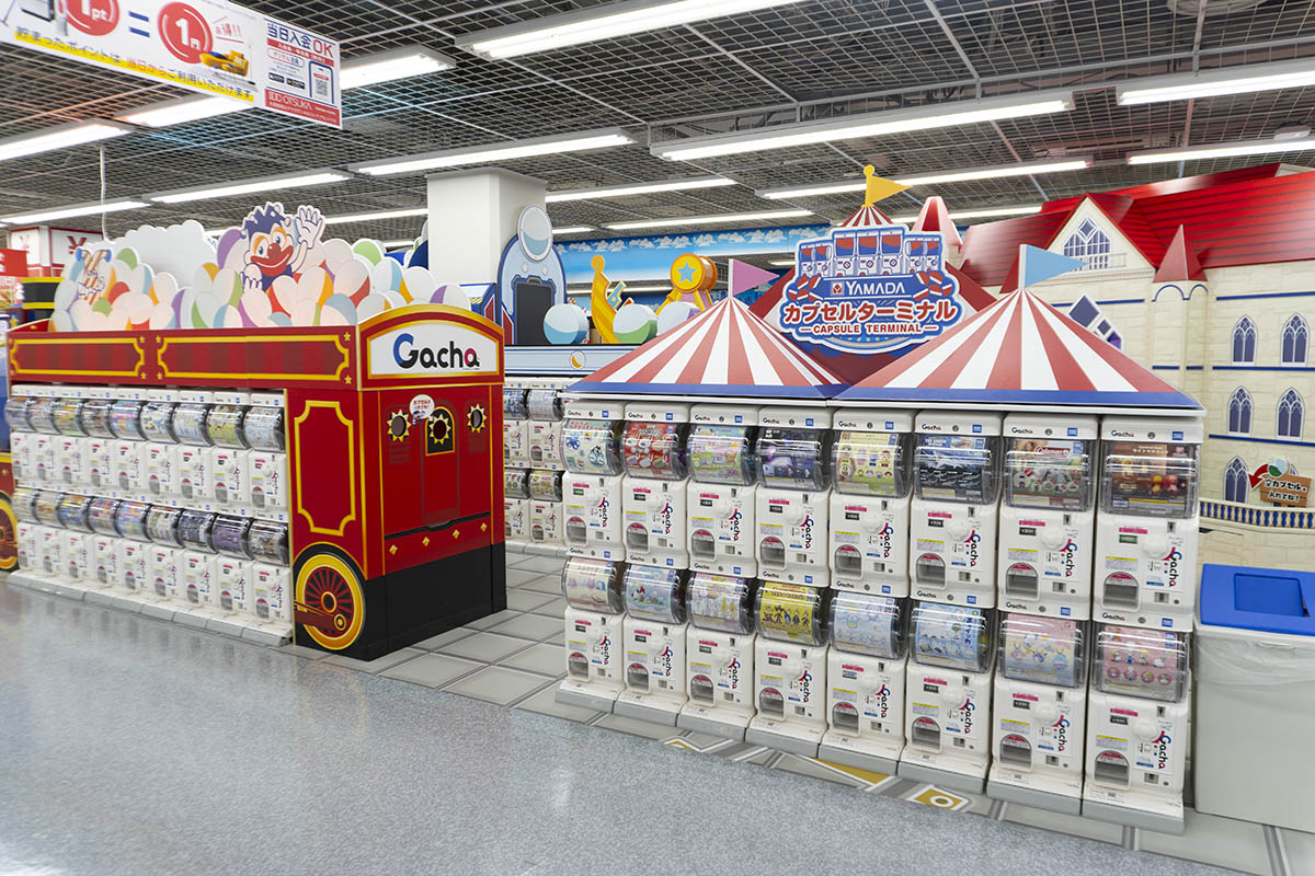 6階の「ヤマダカプセルターミナル」には約500台のカプセルトイが並ぶ