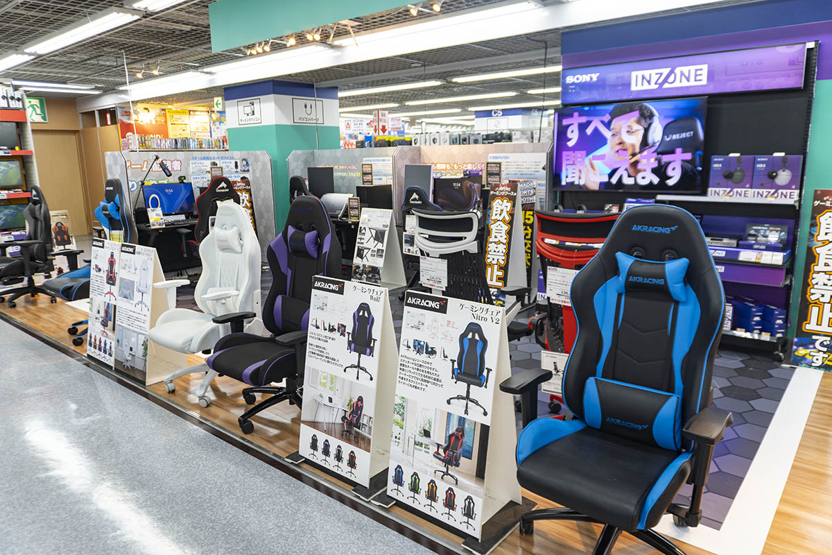 2階の「ツクモコーナー」ではゲーミングPCやオーダーメイドPCなどを展示