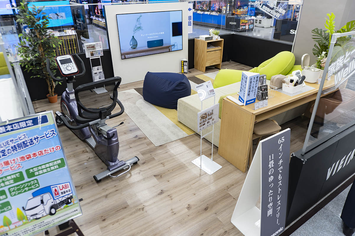 100型以外にも様々な部屋とテレビのイメージが展示されている