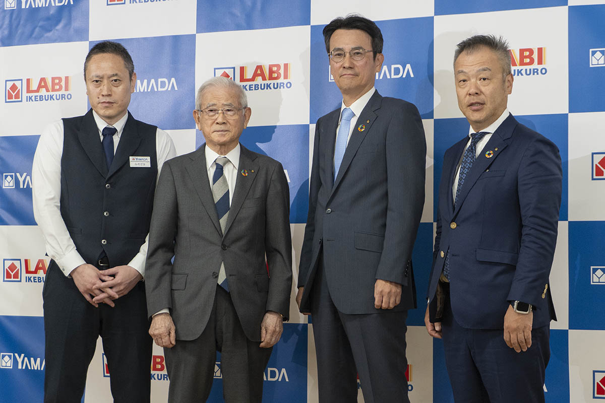 左から、ヤマダデンキ LABI 池袋本店 店長 宮崎清一氏、ヤマダHD 山田昇氏、上野善紀氏、ヤマダデンキ 代表取締役社長 佐野財丈氏