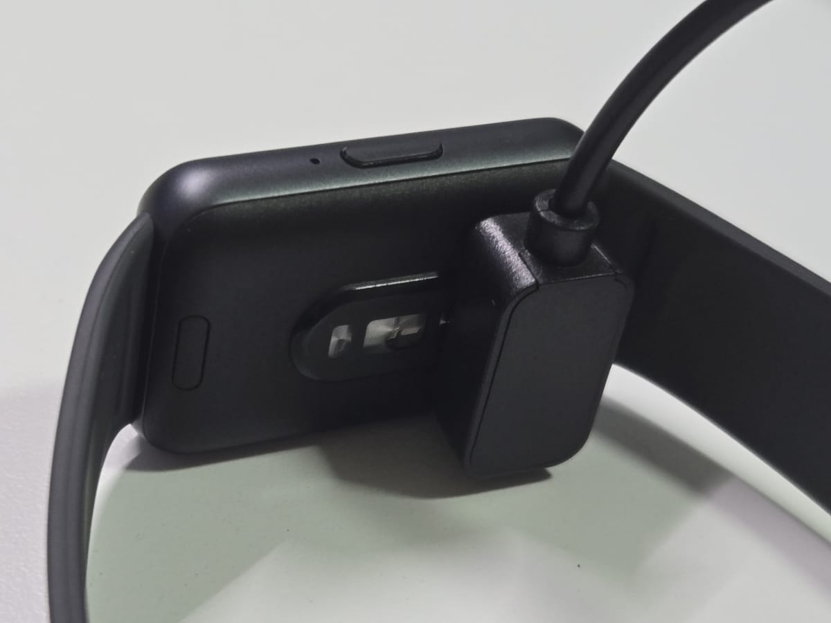 充電は専用端子のものを使うが、既に紛失したためサードパーティ製品を購入した