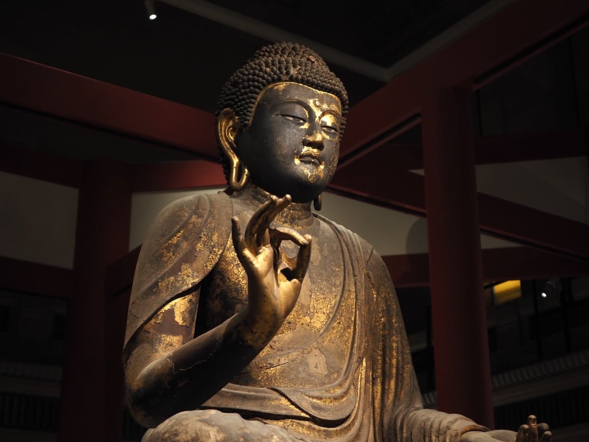 展示風景より。鎌倉時代・建暦2(1212)年頃に運慶により作られた国宝《弥勒如来坐像》奈良・興福寺蔵 北円堂安置