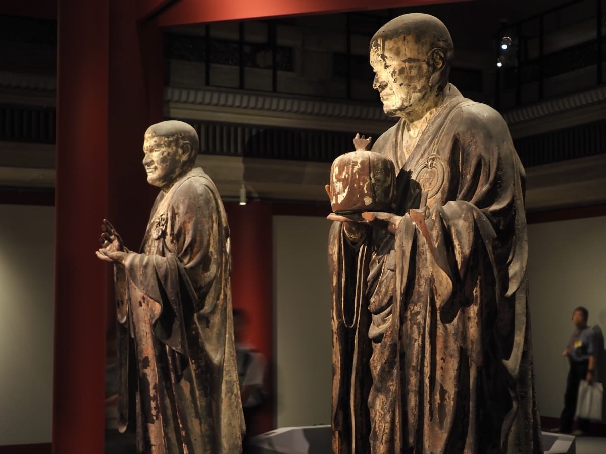 展示風景より。鎌倉時代・建暦2(1212)年頃に運慶により作られた国宝《無著菩薩立像》と国宝《世親菩薩立像》。奈良・興福寺蔵 北円堂安置