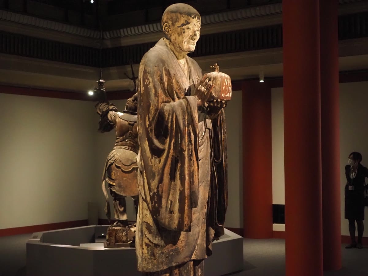 展示風景より。鎌倉時代・建暦2(1212)年頃に運慶により作られた国宝《無著菩薩立像》奈良・興福寺蔵 北円堂安置。真正面よりも少し左右にズレた場所から見ると、キラッと輝く瞳が見られる