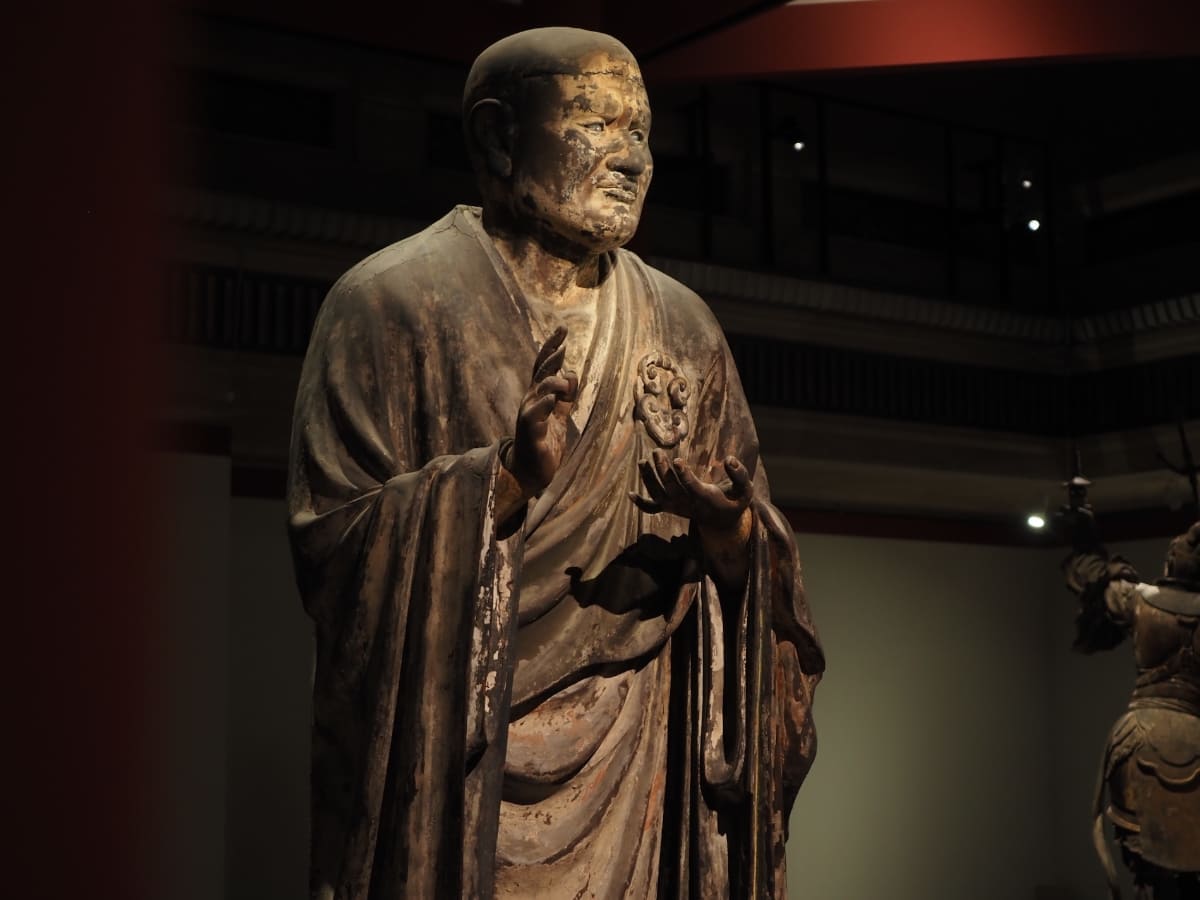 展示風景より。鎌倉時代・建暦2(1212)年頃に運慶により作られた国宝《世親菩薩立像》奈良・興福寺蔵 北円堂安置。目を大きく開いているため、うるうるとした瞳が見られる