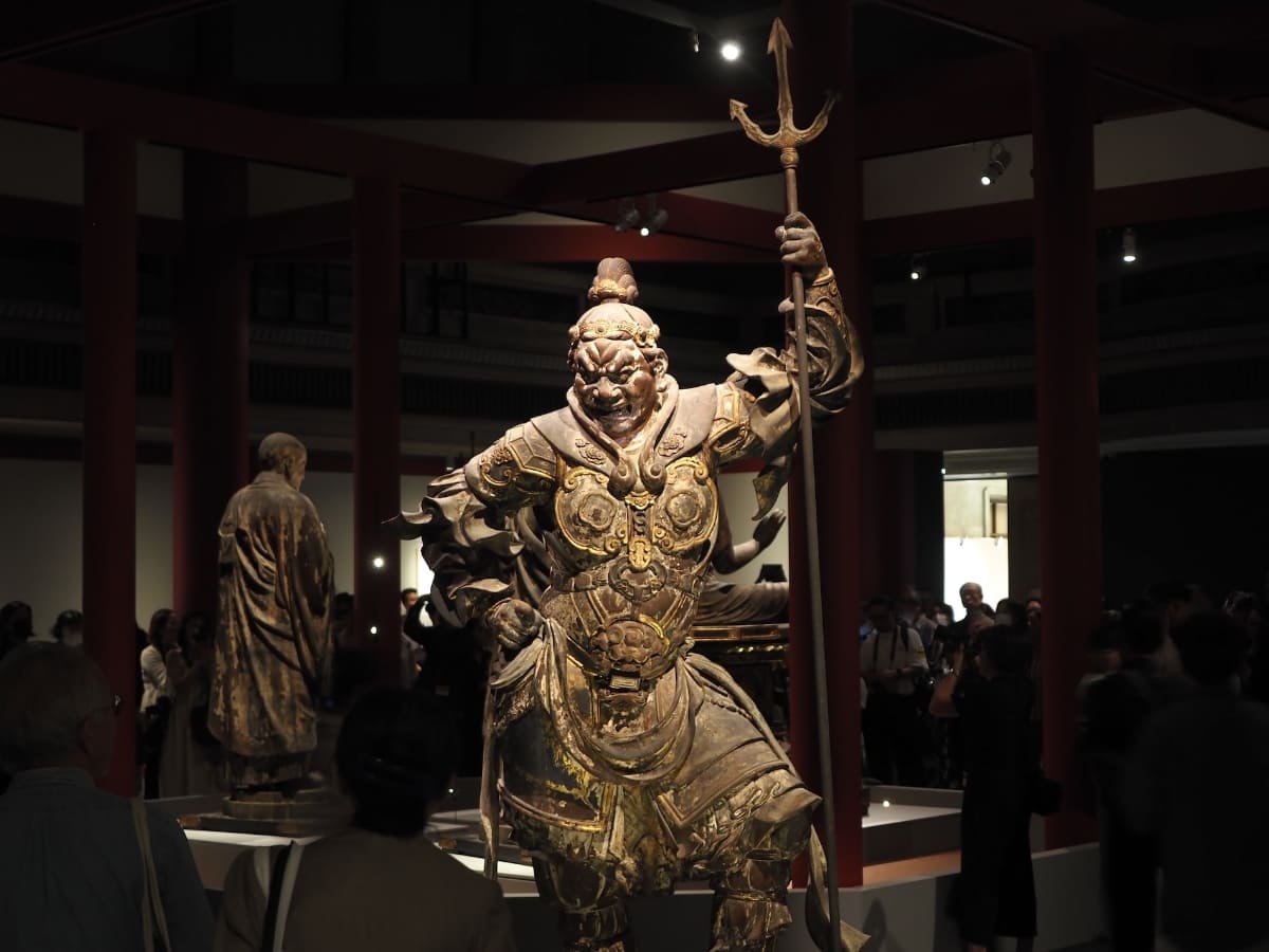 展示風景より。鎌倉時代の13世紀に作られた、国宝《四天王立像(広目天)》奈良・興福寺蔵 中金堂安置