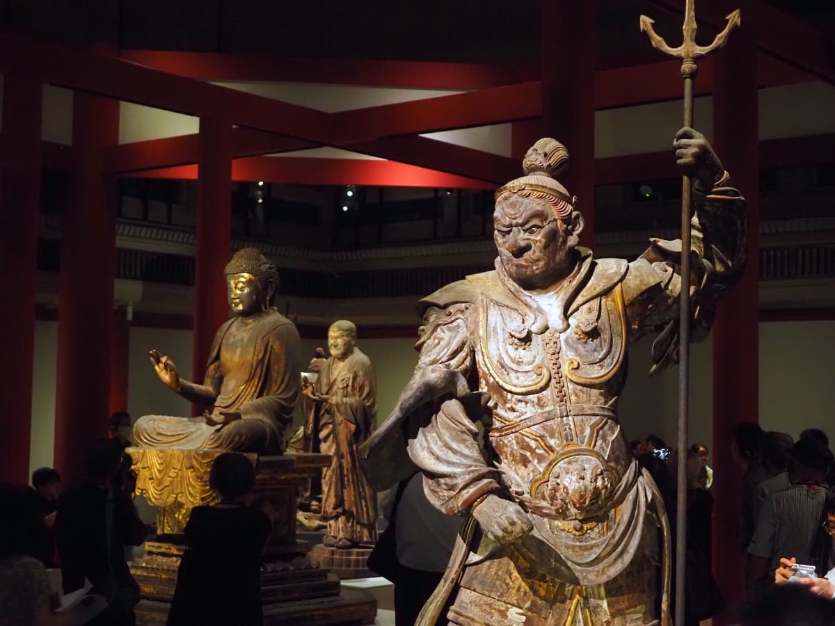 展示風景より。鎌倉時代の13世紀に作られた、国宝《四天王立像(持国天)》奈良・興福寺蔵 中金堂安置