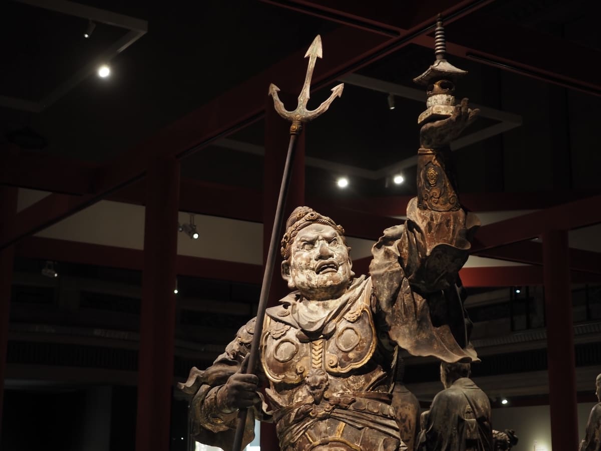 展示風景より。鎌倉時代の13世紀に作られた、国宝《四天王立像(多聞天)》奈良・興福寺蔵 中金堂安置