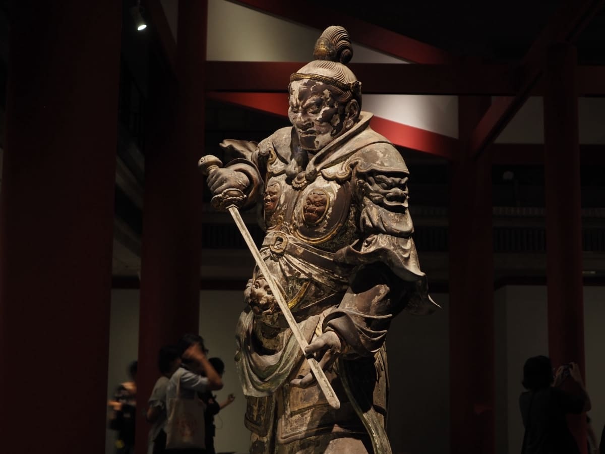展示風景より。鎌倉時代の13世紀に作られた、国宝《四天王立像(増長天)》奈良・興福寺蔵 中金堂安置