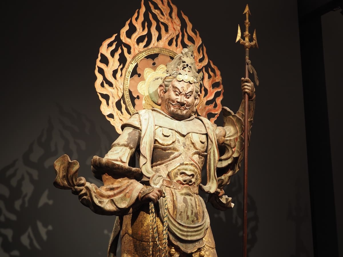 平安時代に作られた京都・浄瑠璃寺蔵の国宝《広目天(四天王立像のうち)》