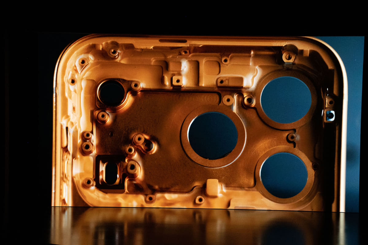 アルミ合金でボディを一体で作る「ユニボディ」を採用