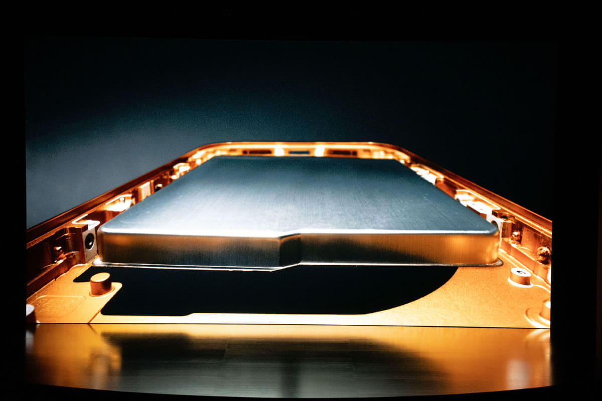 下半分は巨大なバッテリーに