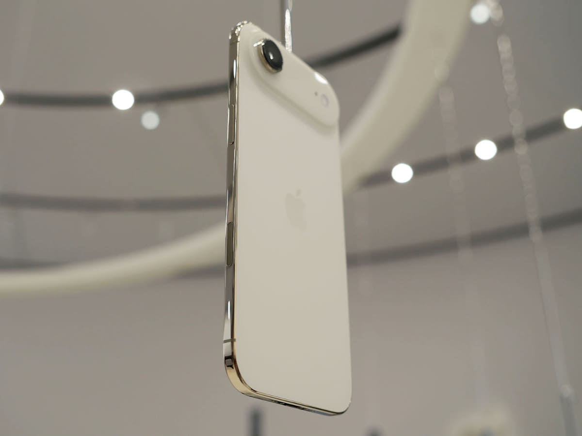 薄型の「iPhone Air」。フレームは磨き上げたチタン合金