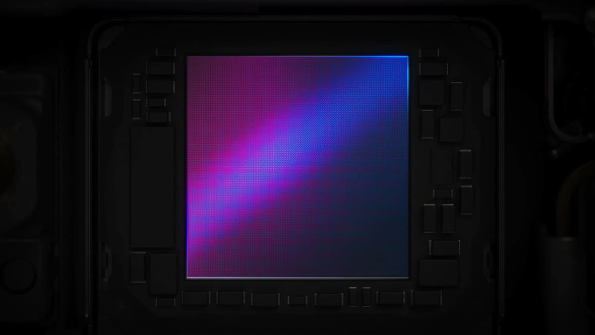 新iPhone4モデルは、フロントカメラのセンサーを全て「正方形」にした