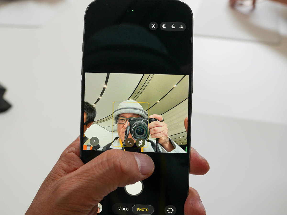 ハンズオン会場で撮影。縦持ちのまま、自撮り写真の画角を縦・横に変更可能