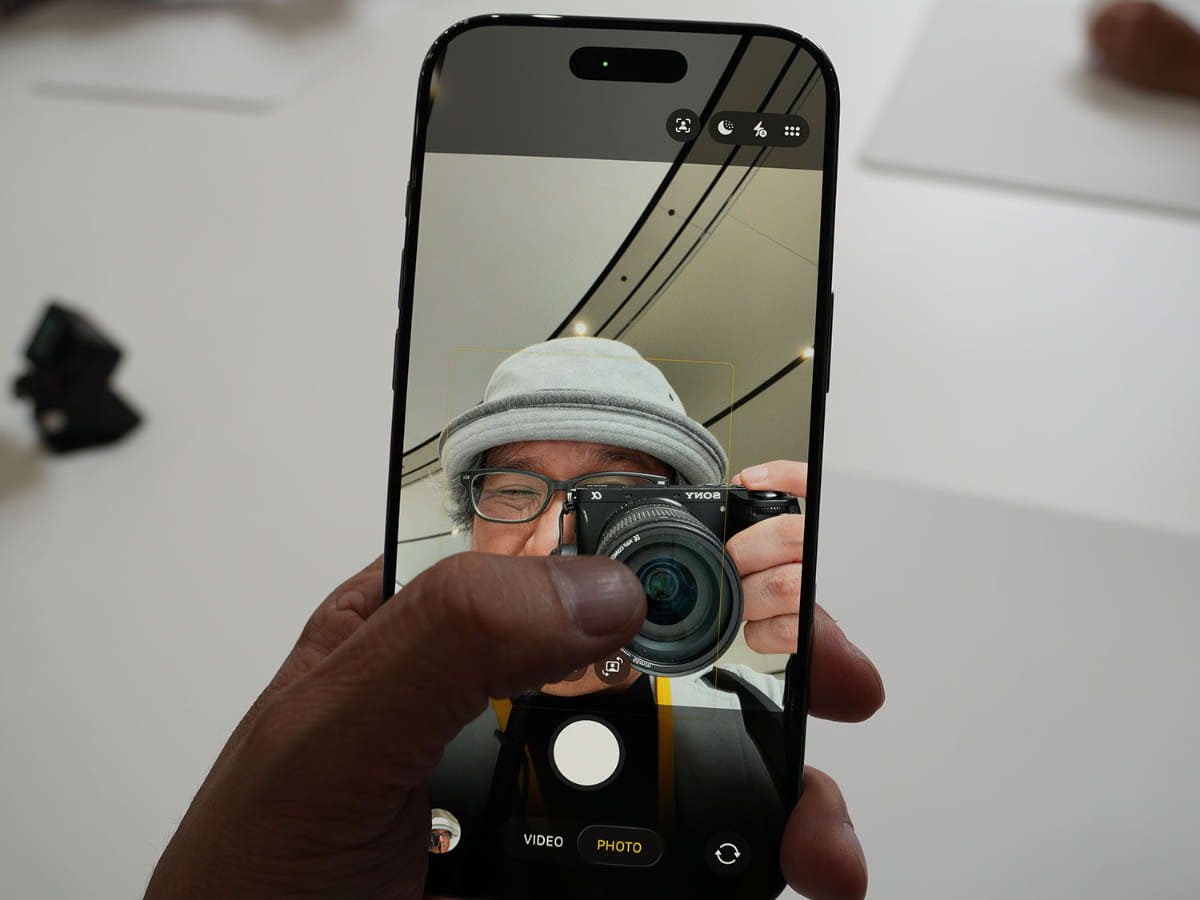 ハンズオン会場で撮影。縦持ちのまま、自撮り写真の画角を縦・横に変更可能