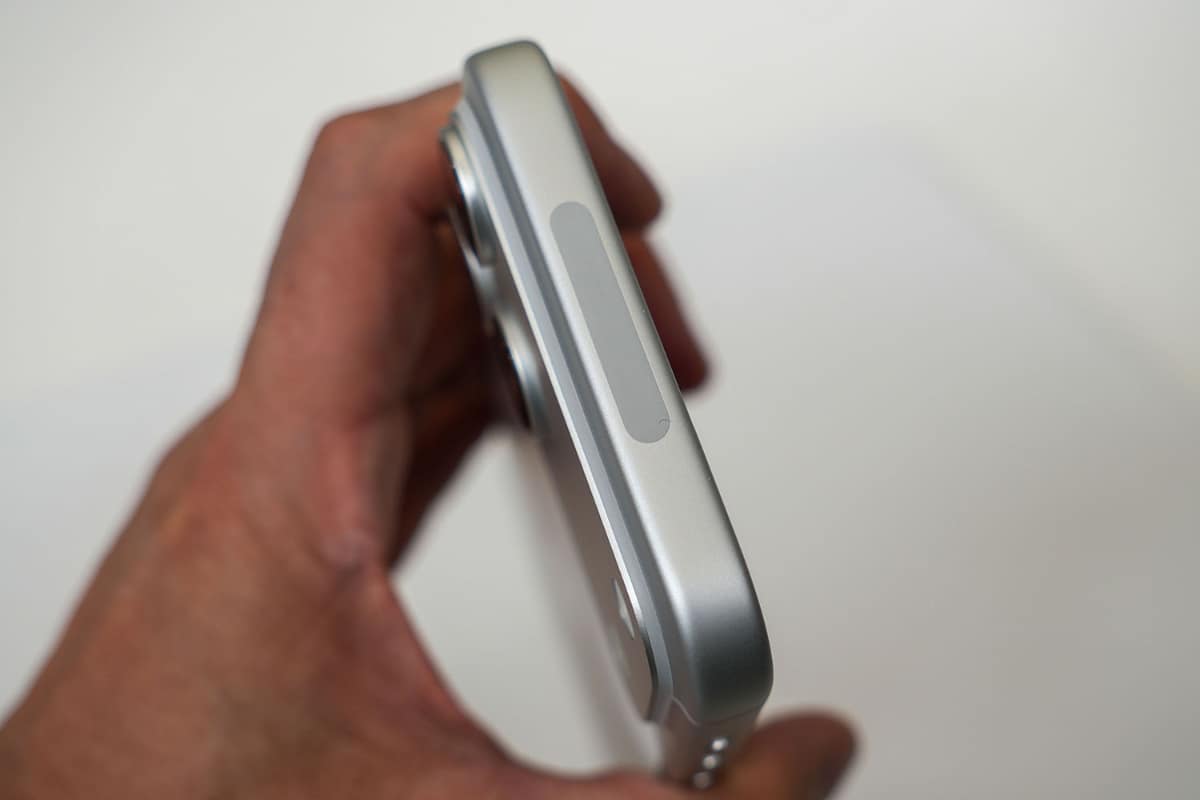 日本向けのiPhone 17 Proシリーズの上部にもミリ波アンテナ用のパーツが。しかし、日本ではミリ波は使えない