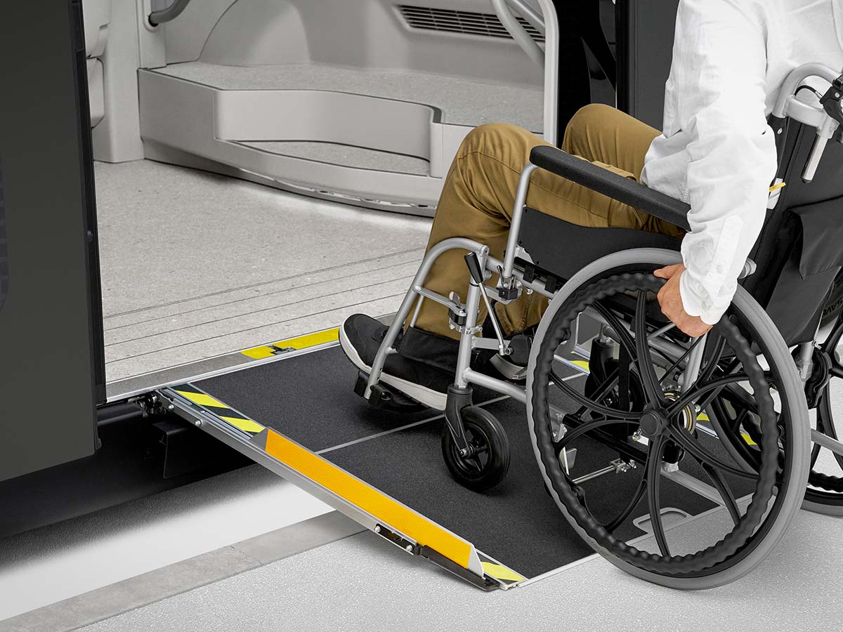 歩道高さ15cmの場合、車いすの人が介助なく自力で乗降可能