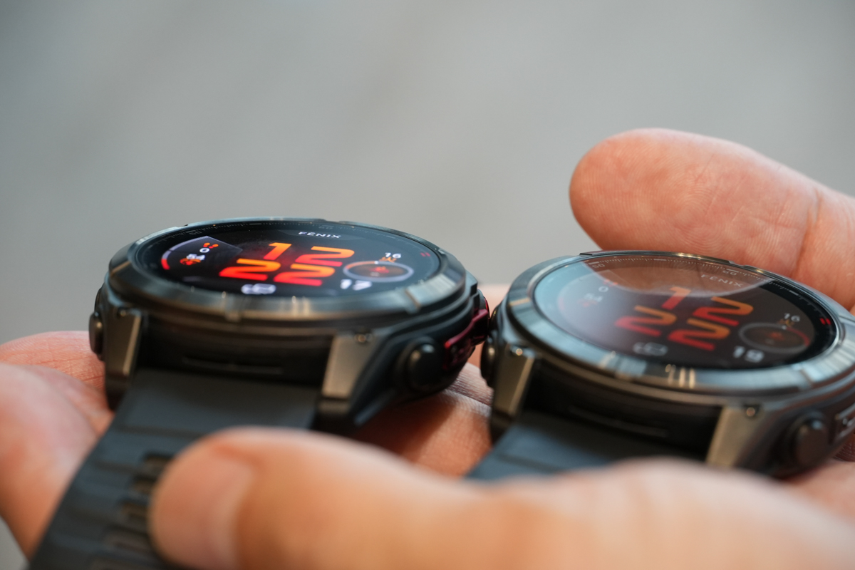 左がfēnix 8 Pro MicroLED。右はfēnix 8 Pro。MicroLEDは浅い角度からでもほとんど明るさが変わらない