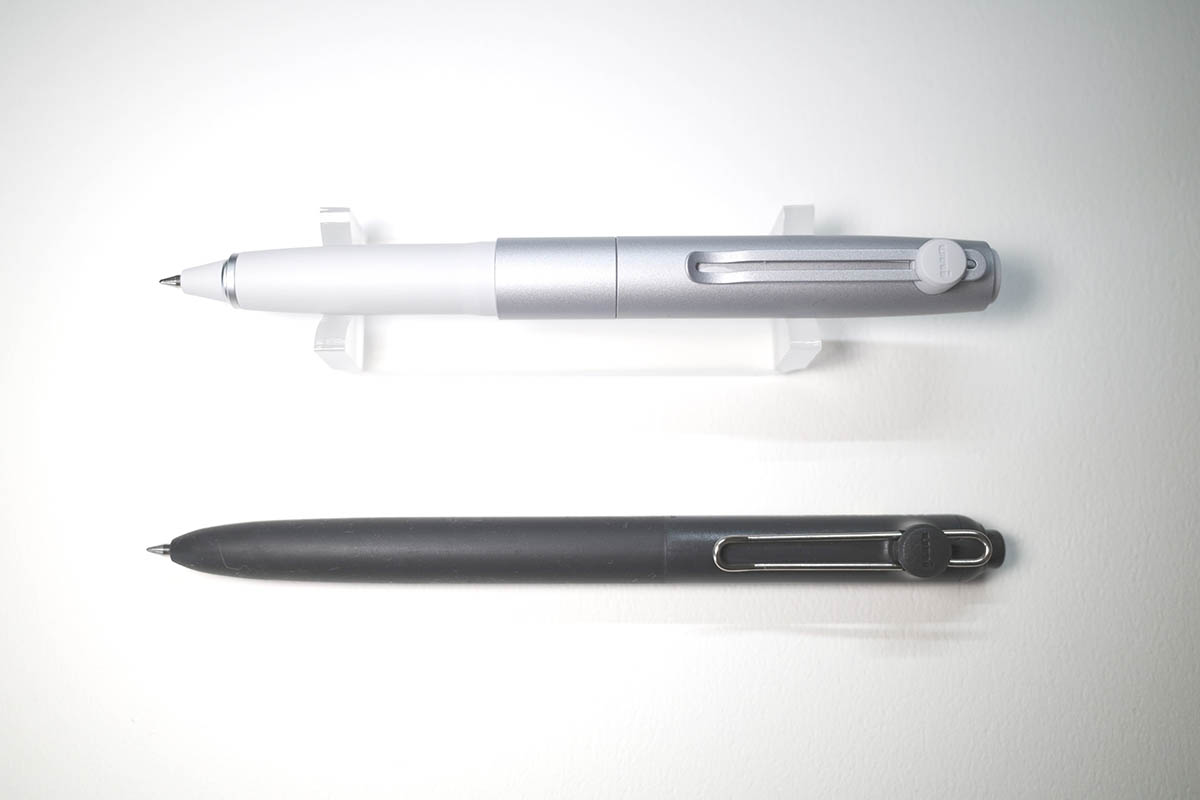 シグニチャーモデル(上)とスタンダードモデル(下)筆記状態での比較