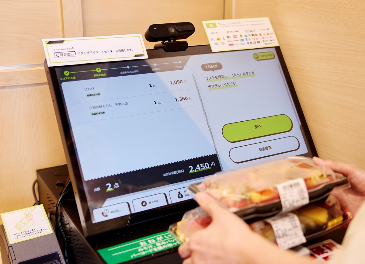 店内で商品を選んでレジの前に立つと、自動で画面が切り替わる