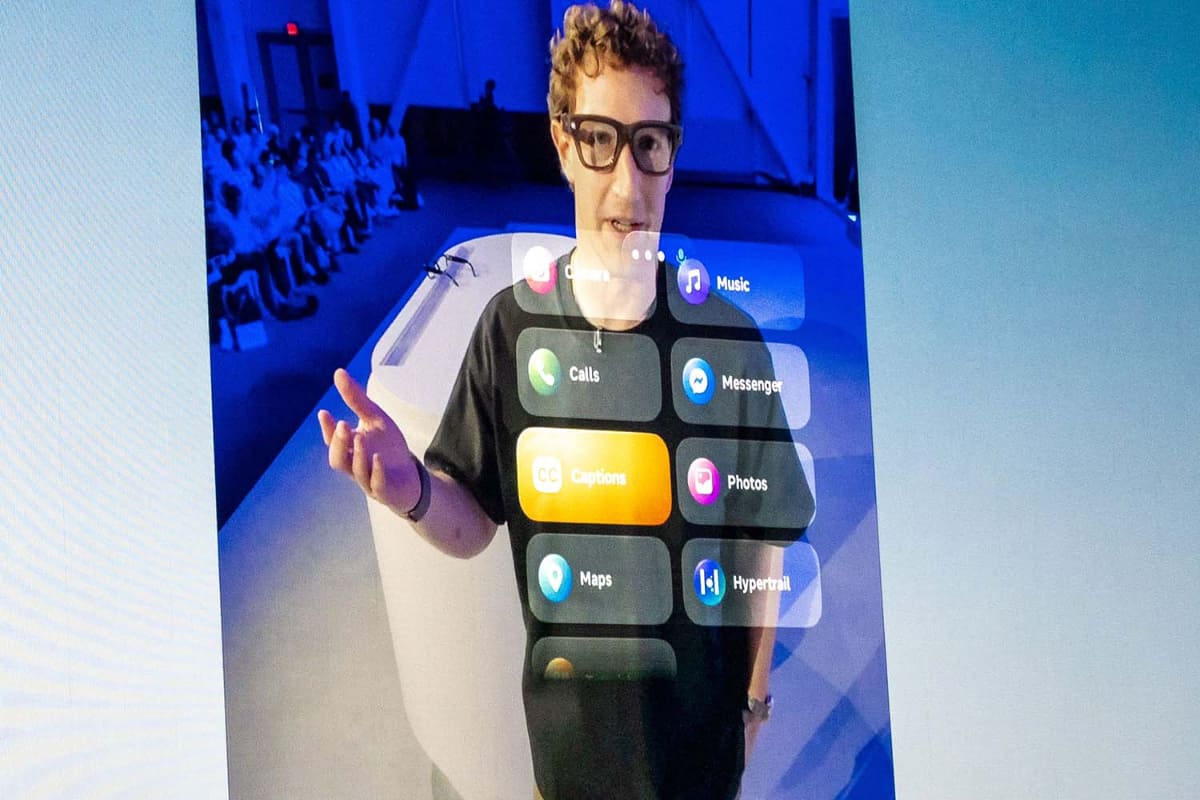 基調講演でのデモより。ザッカーバーグCEOの前に重なっているのが、Meta Ray-Ban Displayの表示