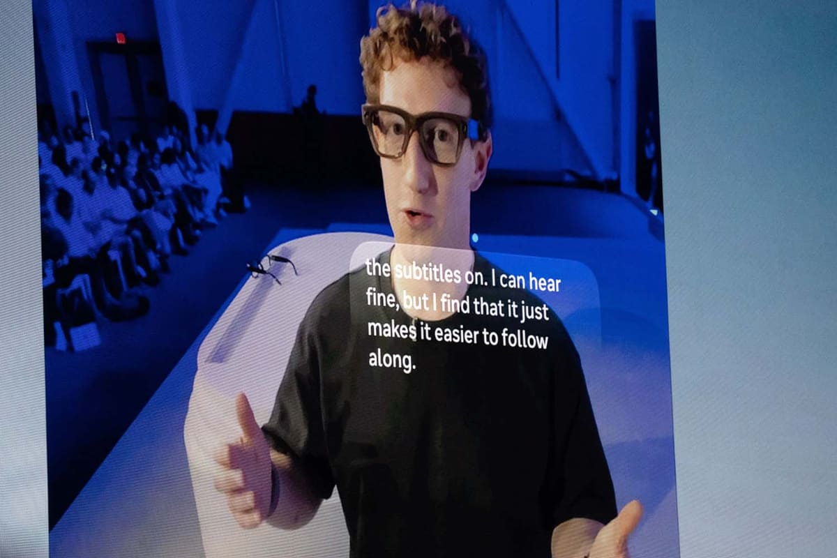 基調講演でのデモより。ザッカーバーグCEOの前に重なっているのが、Meta Ray-Ban Displayの表示